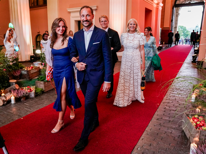 Kveldens jubilanter ankommer bakgården i følge med Prinsesse Ingrid Alexandra og Prins Sverre Magnus. Foto: Stian Lysberg Solum / NTB